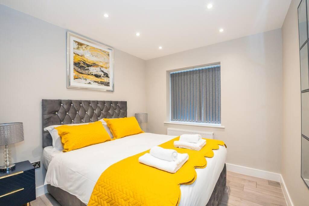 Langston House: 2 Bed, 2 Bath Luxury Apartment Hedgerley 외부 사진