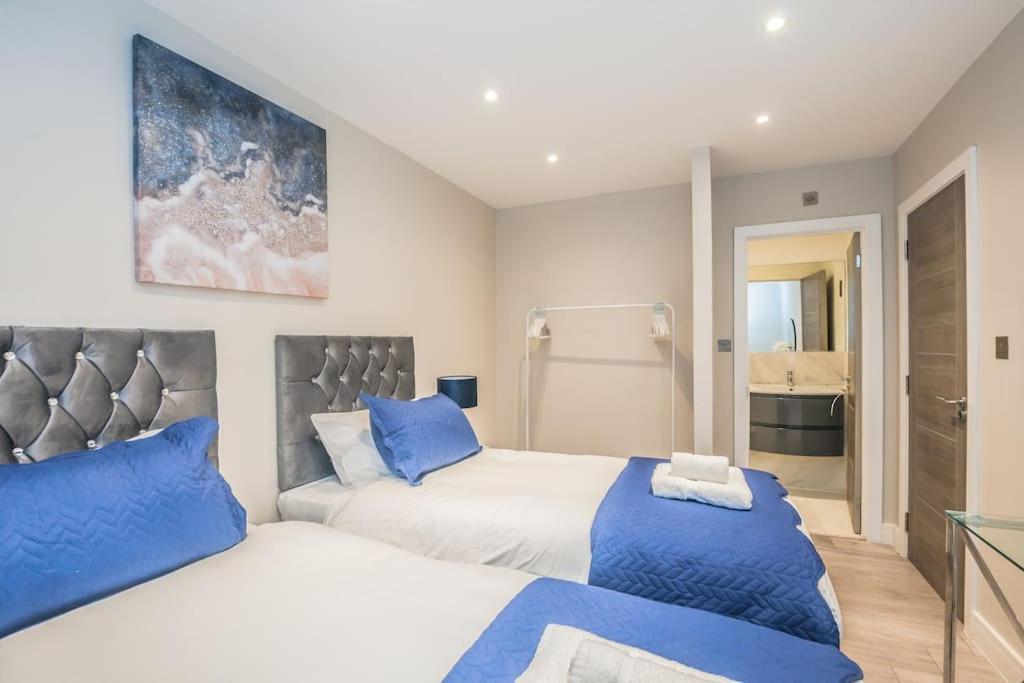 Langston House: 2 Bed, 2 Bath Luxury Apartment Hedgerley 외부 사진